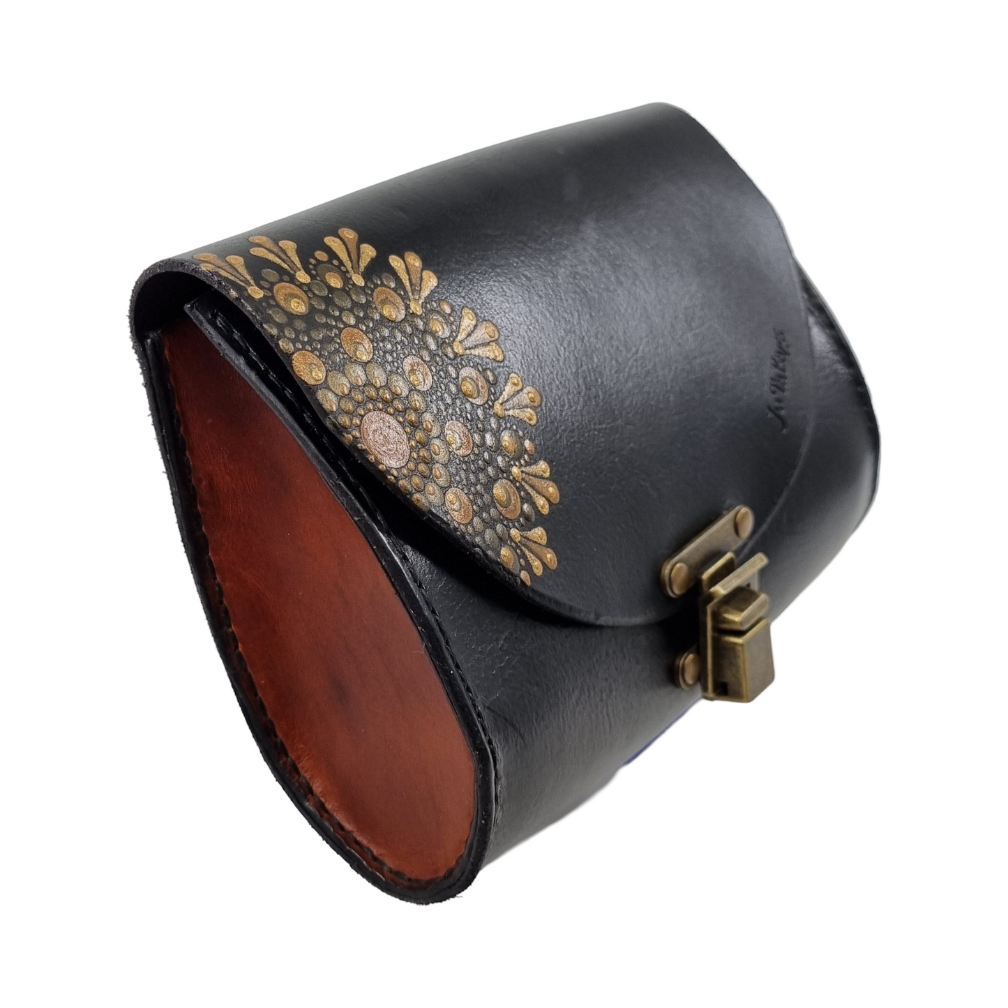 Liten håndsydd clutch lærveske med gullmandala.