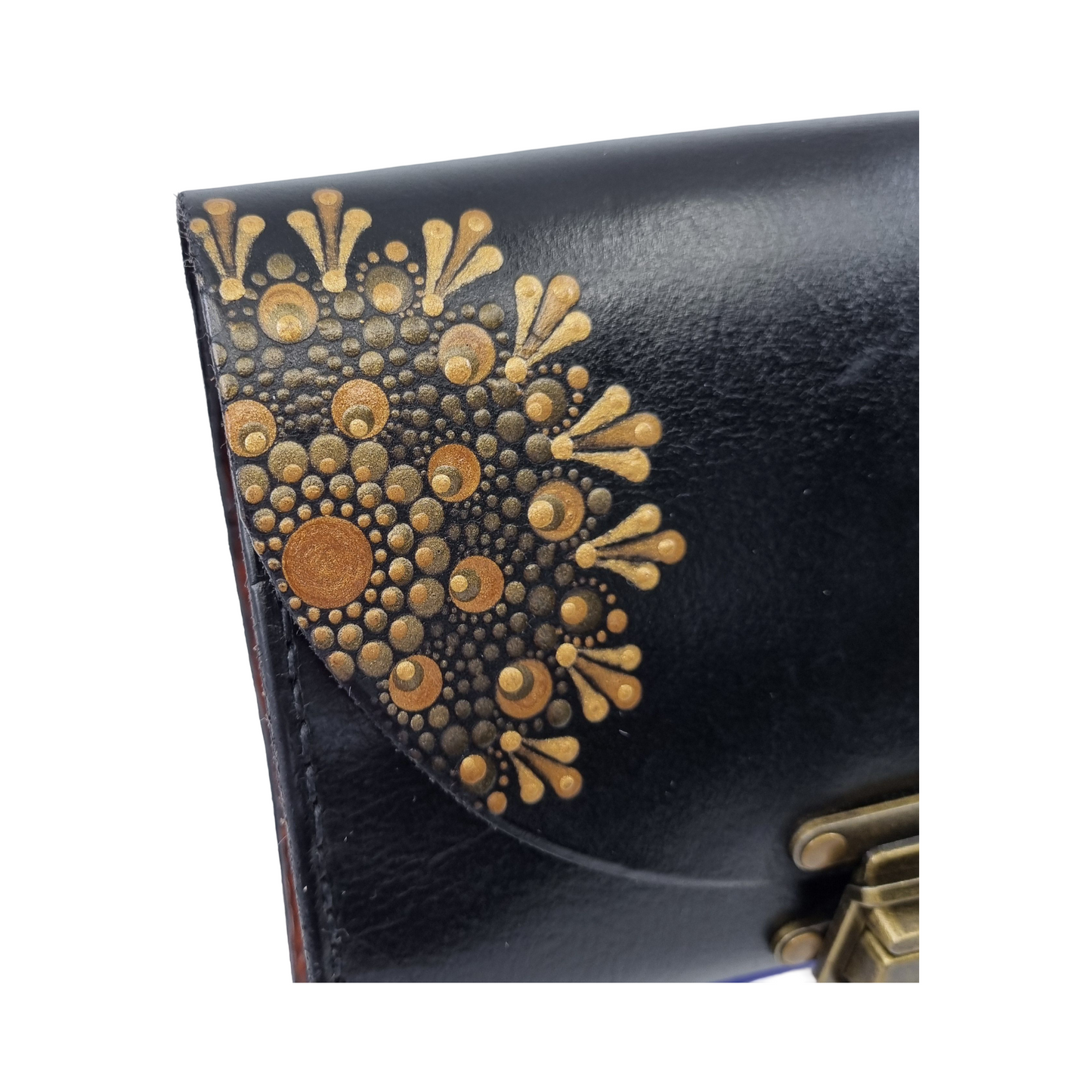 Liten håndsydd clutch lærveske med gullmandala.