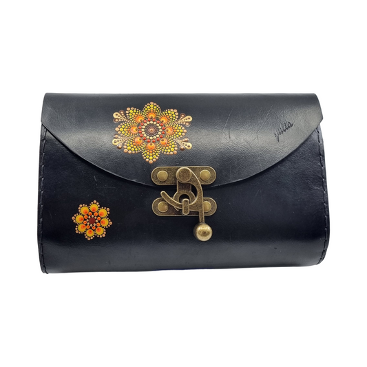 Sort clutch JuTa med orange mandalaer.